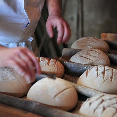 Pâtons enfarinés dans un four traditionnel dans le sud Loire