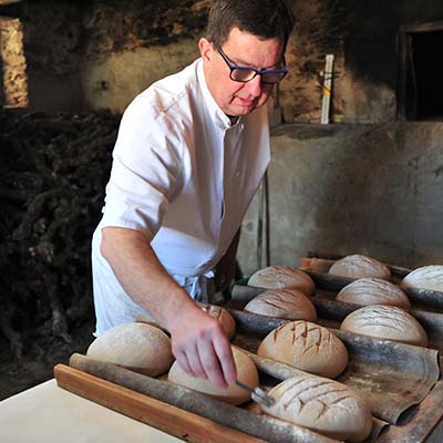 Levée des miches en boulangerie artisanale