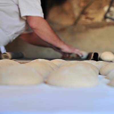 Façonnage du pain artisanal à la Remaudière dans le vignoble breton