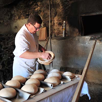 Levée et farinage des pâtons en Loire-Atlantique