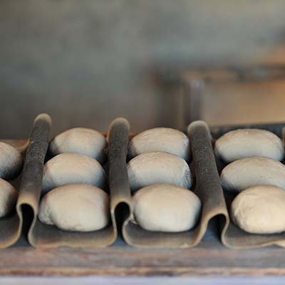 Levée des pâtons de pains artisanaux en Haute-Bretagne