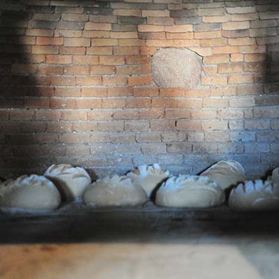 Pâtons enfarinés dans un four traditionnel dans le sud Loire